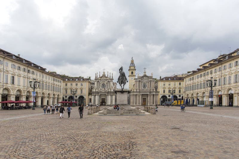 Turin, Italie - 12 juin 2018 : Place de Piazza San Carlo et églises jumelles de Santa Cristina et de San Carlo Borromeo dans le v images stock Turin, Italie - 12 juin 2018 : Place de Piazza San Carlo et églises jumelles de Santa Cristina et de San Carlo Borromeo dans le v images stock