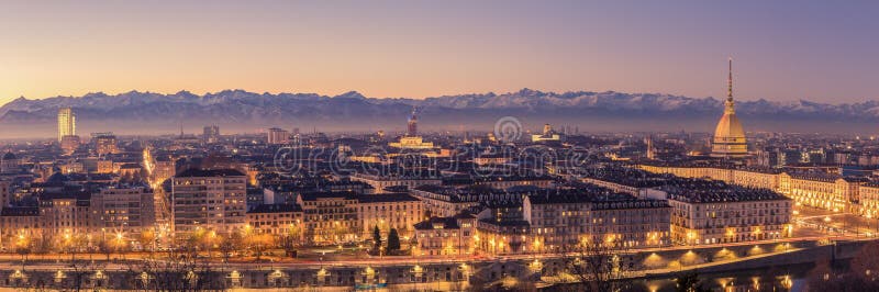Turin Italien: cityscape på soluppgång med detaljer av vågbrytaren Anto arkivfoto Turin Italien: cityscape på soluppgång med detaljer av vågbrytaren Anto arkivfoto