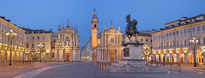TURIN ITALIEN - MARS 13, 2017: Den piazzaSan Carlo fyrkanten på skymning arkivfoton
