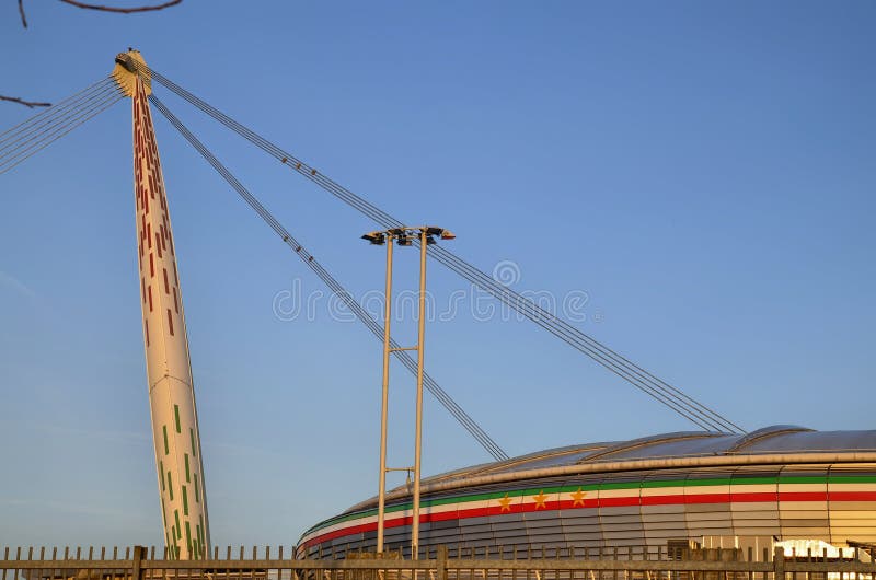 Turin Italien, Piedmont - mars 8 2018 på 18:15 in mot solnedgång Den Allianz stadion i Turin royaltyfria bilder Turin Italien, Piedmont - mars 8 2018 på 18:15 in mot solnedgång Den Allianz stadion i Turin royaltyfria bilder