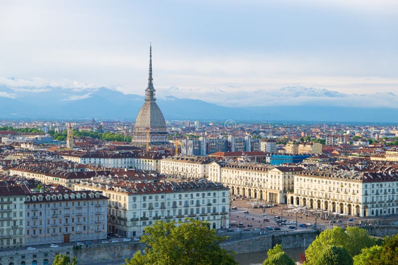 Turín skyline pri západe slnka, Torino, Taliansko, panorama panoráma mesta s Mole Antonelliana nad mestom.