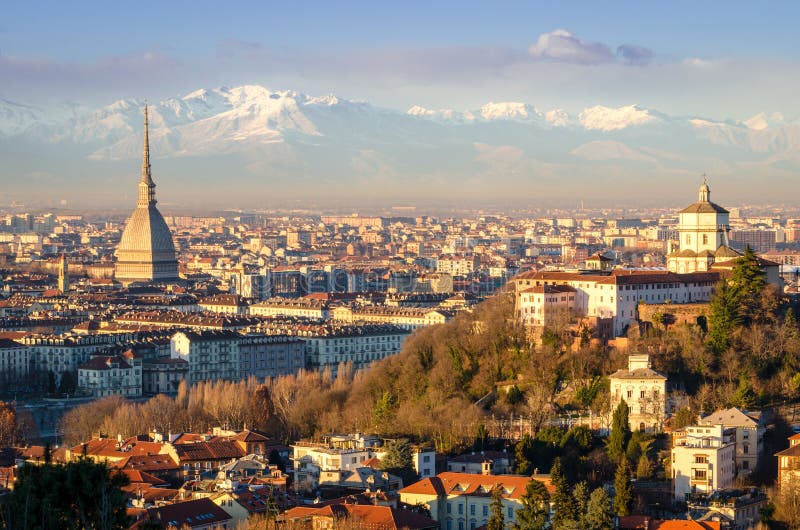 Turin (Torino), landskap med vågbrytaren Antonelliana royaltyfria bilder Turin (Torino), landskap med vågbrytaren Antonelliana royaltyfria bilder