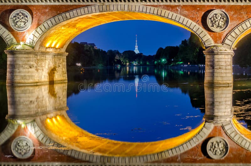 Turin Torino Ponte Isabella och flod Po på den blåa timmen royaltyfri foto Turin Torino Ponte Isabella och flod Po på den blåa timmen royaltyfri foto
