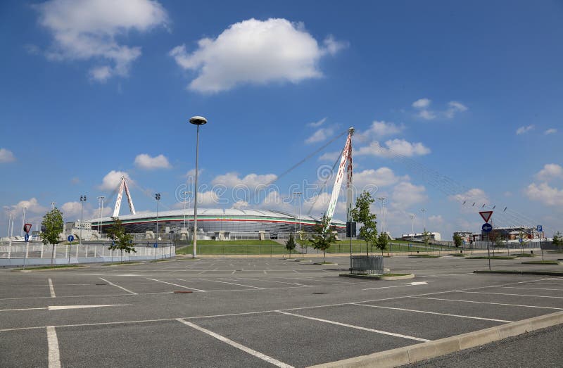 Turin, À, l'Italie - 27 août 2015 : vue avec le parking de Th photos stock Turin, À, l'Italie - 27 août 2015 : vue avec le parking de Th photos stock