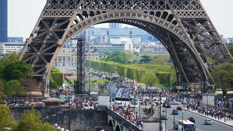 Turism vid Eiffel Tower i Paris i vårtid i realtid 4k-film