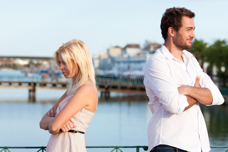 Turismo della città - coppia in vacanza che ha discussio immagine stock libera da diritti Turismo della città - coppia in vacanza che ha discussio immagine stock libera da diritti