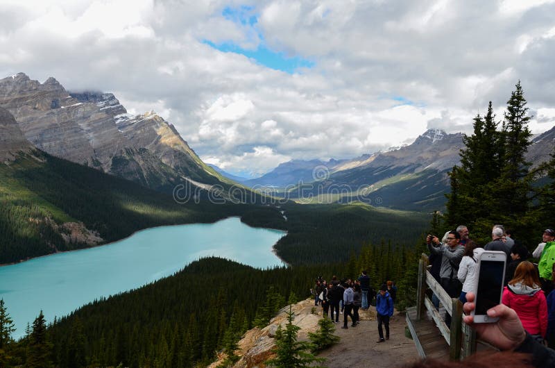 Turismo nuvoloso del lago Peyto fotografie stock libere da diritti Turismo nuvoloso del lago Peyto fotografie stock libere da diritti