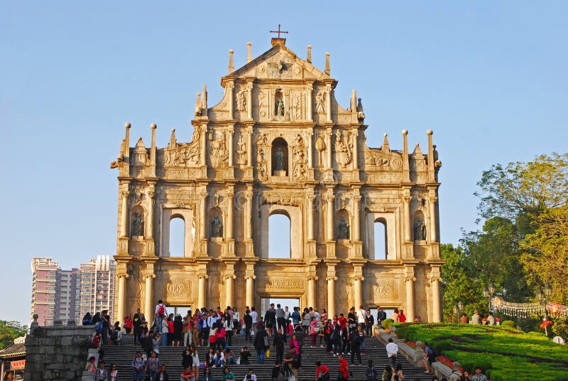 Turismo total en la base de ruinas de la fachada de San Pablo cerca de las escaleras en Macao fotografía de archivo libre de regalías Turismo total en la base de ruinas de la fachada de San Pablo cerca de las escaleras en Macao fotografía de archivo libre de regalías
