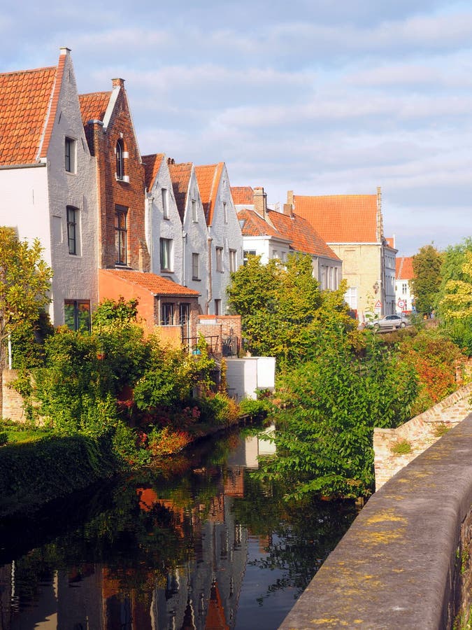 Turist- destination Bruges Brugge Belgien för medeltida huskanal royaltyfri fotografi Turist- destination Bruges Brugge Belgien för medeltida huskanal royaltyfri fotografi
