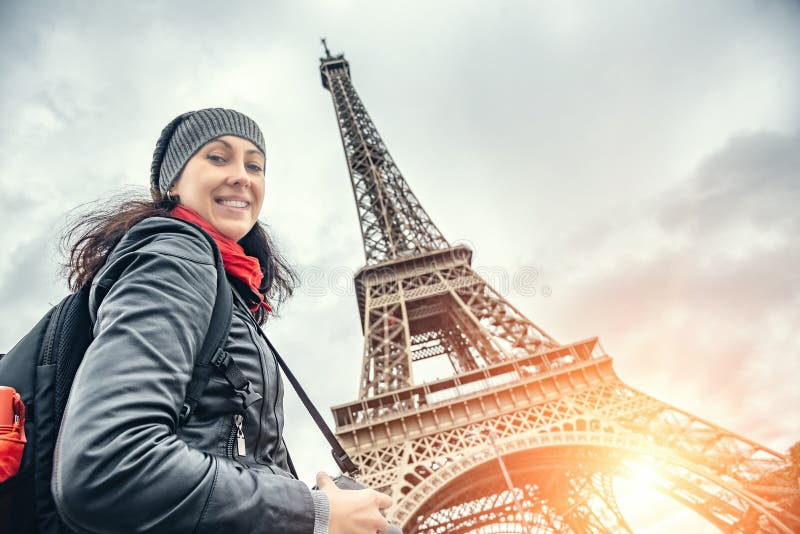 Turist för ung kvinna mot bakgrunden av Eiffeltorn i Paris arkivbilder Turist för ung kvinna mot bakgrunden av Eiffeltorn i Paris arkivbilder