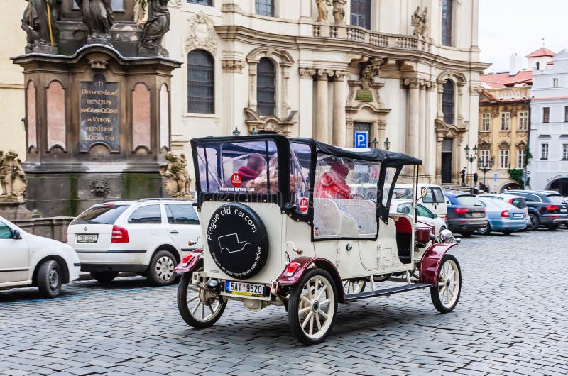 Turist- gammal bil i fyrkanten framme av den St Nicholas kyrkan royaltyfri foto Turist- gammal bil i fyrkanten framme av den St Nicholas kyrkan royaltyfri foto