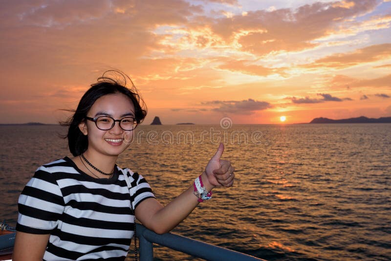 Turist- kryssa omkring för kvinnor på solnedgången royaltyfri fotografi Turist- kryssa omkring för kvinnor på solnedgången royaltyfri fotografi