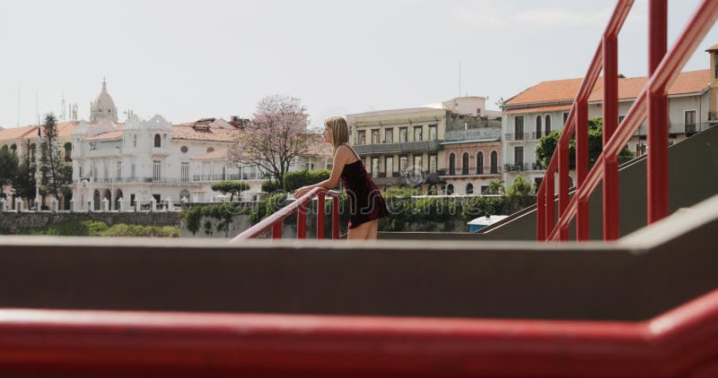 Turist- kvinna som besöker Panama City som semestrar i Casco Antiguo royaltyfria foton Turist- kvinna som besöker Panama City som semestrar i Casco Antiguo royaltyfria foton