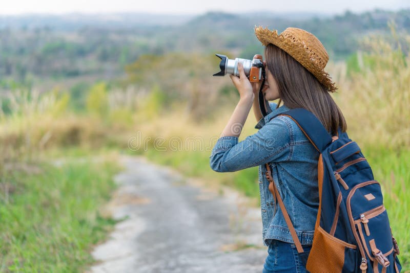 Turist- kvinna som tar fotoet med hennes kamera i natur royaltyfri foto Turist- kvinna som tar fotoet med hennes kamera i natur royaltyfri foto