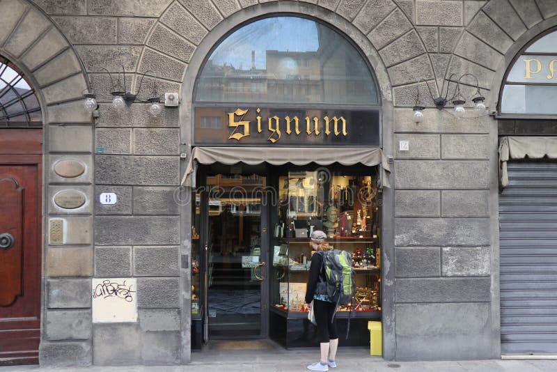 Turist- ser whpoen lagret royaltyfri foto Turist- ser whpoen lagret royaltyfri foto