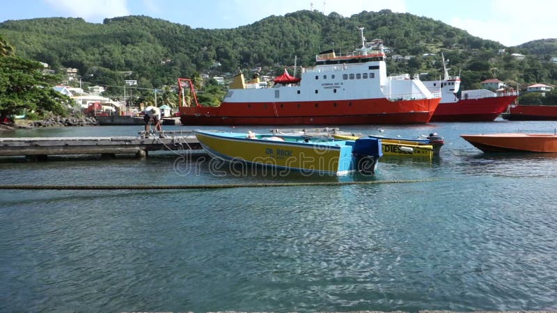 Turist- solbada i en vagga vattentaxi på bequia