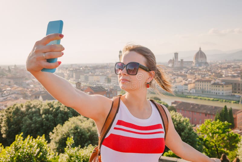 Turist som tar selfie med Florence cityscape Tuscany Italien royaltyfri bild Turist som tar selfie med Florence cityscape Tuscany Italien royaltyfri bild
