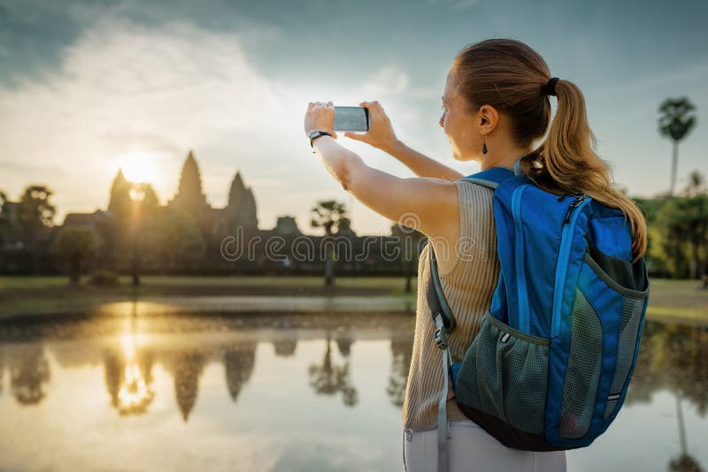 Turist- tagande bild av det mystiska Angkoret Wat, Cambodja arkivbild Turist- tagande bild av det mystiska Angkoret Wat, Cambodja arkivbild