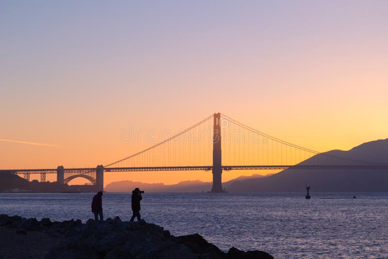 Turist- tagande bild av solnedgången över Golden gate bridge, San Francisco, Kalifornien fotografering för bildbyråer Turist- tagande bild av solnedgången över Golden gate bridge, San Francisco, Kalifornien fotografering för bildbyråer