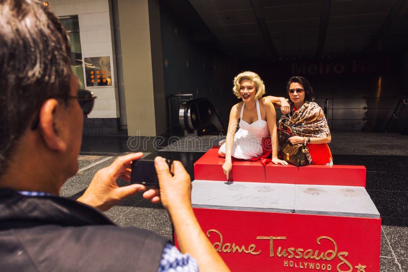 Turist- tagande foto med Marilyn Monroe royaltyfria foton Turist- tagande foto med Marilyn Monroe royaltyfria foton