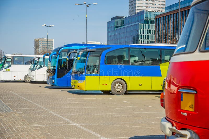 Turist- tomma bussar i parkeringsplatsen av stationen fotografering för bildbyråer Turist- tomma bussar i parkeringsplatsen av stationen fotografering för bildbyråer