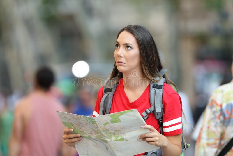Turista adolescente confuso que mira arriba fotos de archivo Turista adolescente confuso que mira arriba fotos de archivo