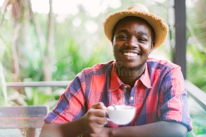 Turista africano in cappello e caffè caldo immagini stock