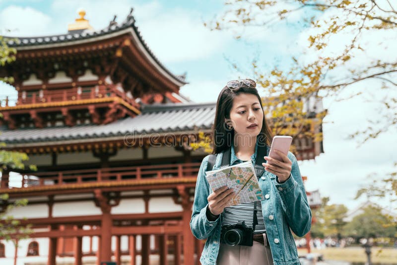 Turista asiático feliz que procura a informação na linha imagens de stock royalty free