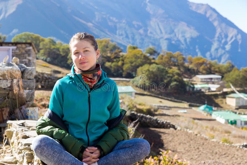 Turista beautyful joven de la mujer que se sienta sobre el pueblo de Phortse, Nep fotos de archivo Turista beautyful joven de la mujer que se sienta sobre el pueblo de Phortse, Nep fotos de archivo