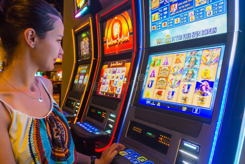 Turista che vince agli slot machine immagine stock libera da diritti Turista che vince agli slot machine immagine stock libera da diritti