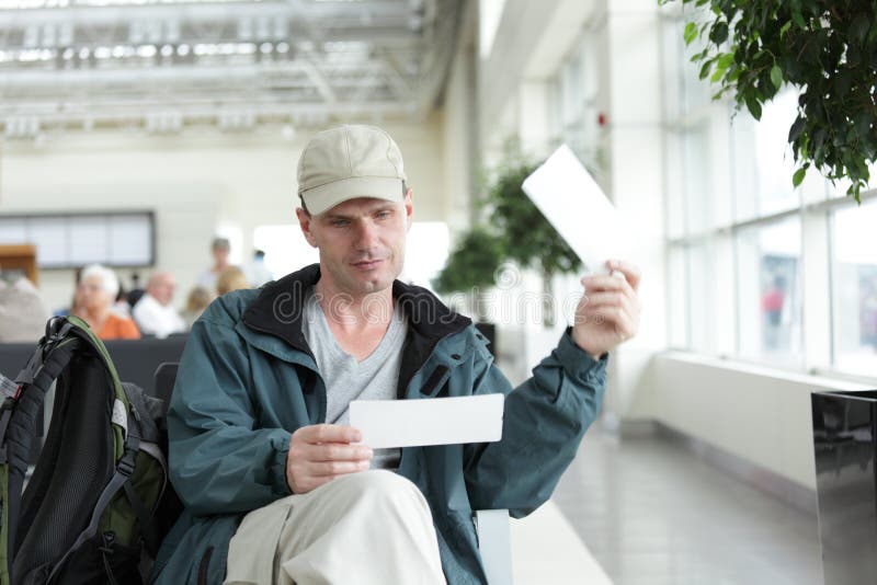 Turista com bilhetes fotografia de stock