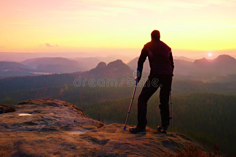 Turista Com A Muleta Da Medicina No Pico De Montanha ...
