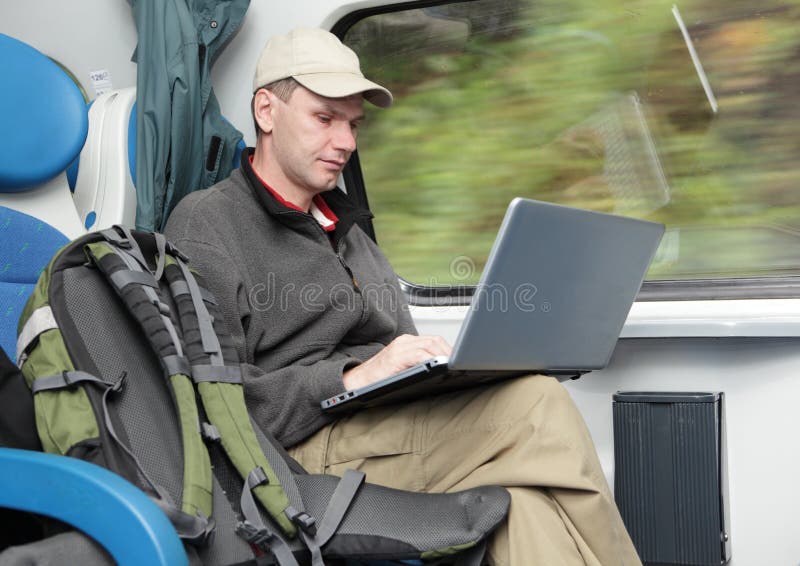 Turista com o portátil no trem fotos de stock Turista com o portátil no trem fotos de stock