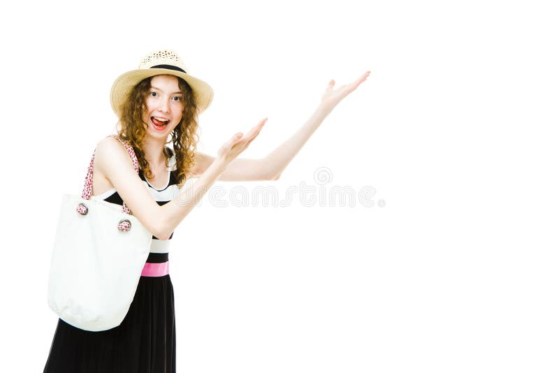 Turista da mo?a no equipamento do ver?o que aponta a m?o no espa?o geral branco fotografia de stock royalty free Turista da mo?a no equipamento do ver?o que aponta a m?o no espa?o geral branco fotografia de stock royalty free