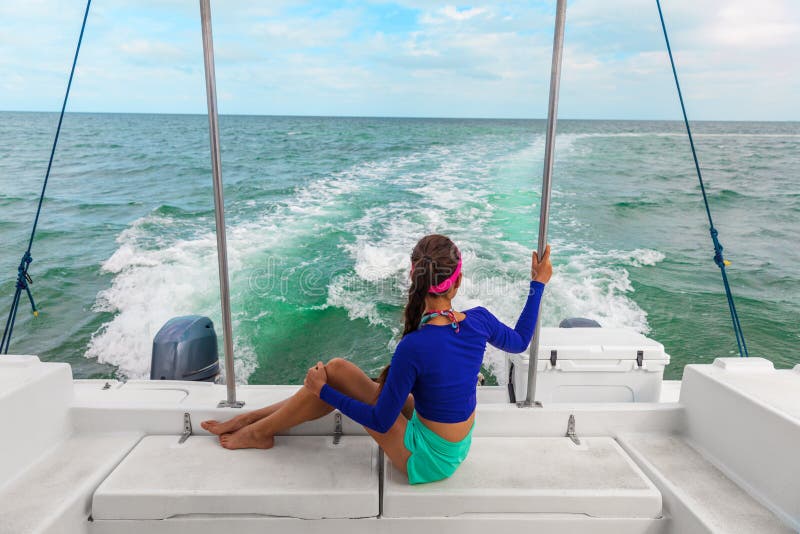 Turista da mulher da excursão da excursão do barco do curso que relaxa na plataforma do catamarã do barco a motor, verão de Flori foto de stock Turista da mulher da excursão da excursão do barco do curso que relaxa na plataforma do catamarã do barco a motor, verão de Flori foto de stock