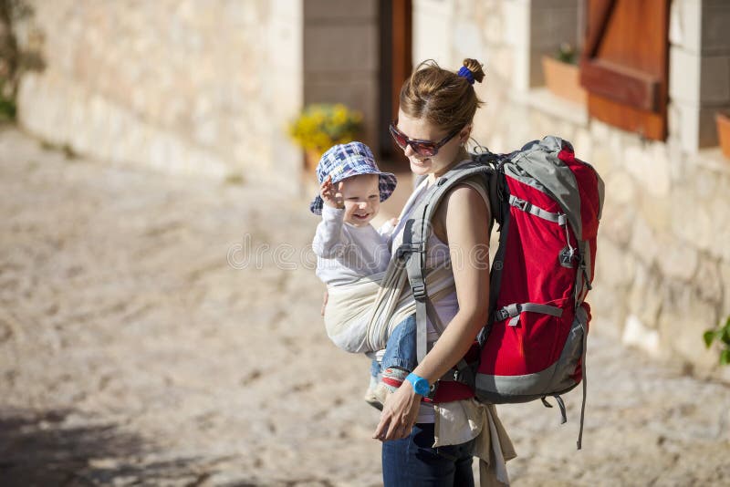 Turista de la mujer que lleva a su pequeño hijo en honda imagenes de archivo Turista de la mujer que lleva a su pequeño hijo en honda imagenes de archivo