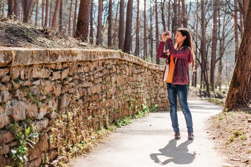Turista de la mujer que toma imágenes de hermosas vistas imagenes de archivo Turista de la mujer que toma imágenes de hermosas vistas imagenes de archivo