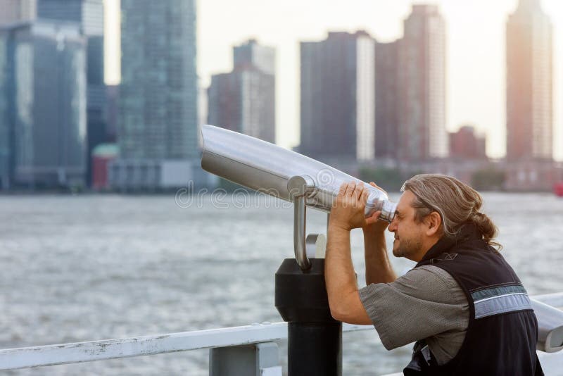 Turista del hombre que mira a través de los prismáticos encima de Nueva York Freedom Tower que disfruta de viaje hermoso del pais fotos de archivo libres de regalías Turista del hombre que mira a través de los prismáticos encima de Nueva York Freedom Tower que disfruta de viaje hermoso del pais fotos de archivo libres de regalías