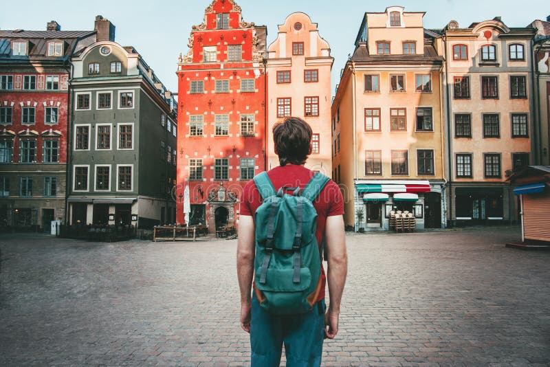 Turista dell'uomo che cammina nel viaggio di Stoccolma che fa un giro turistico