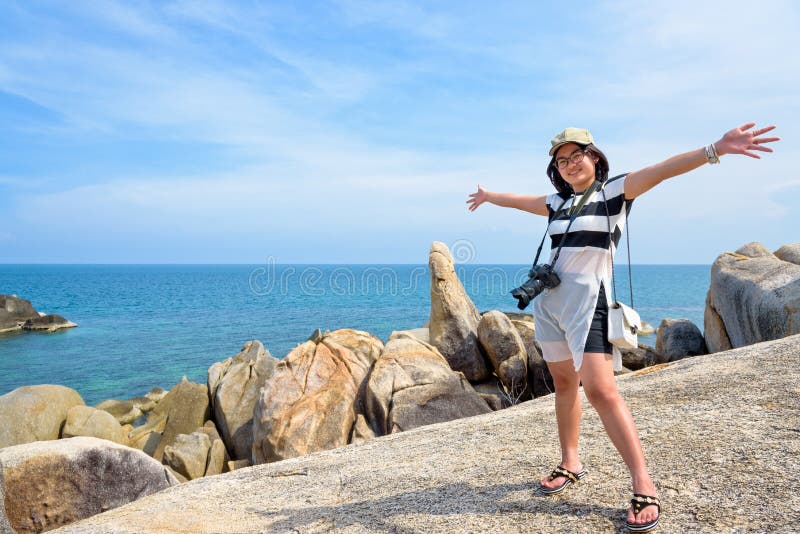 Turista della donna sul punto di vista di Hin Yai di tum di Hin fotografia stock Turista della donna sul punto di vista di Hin Yai di tum di Hin fotografia stock