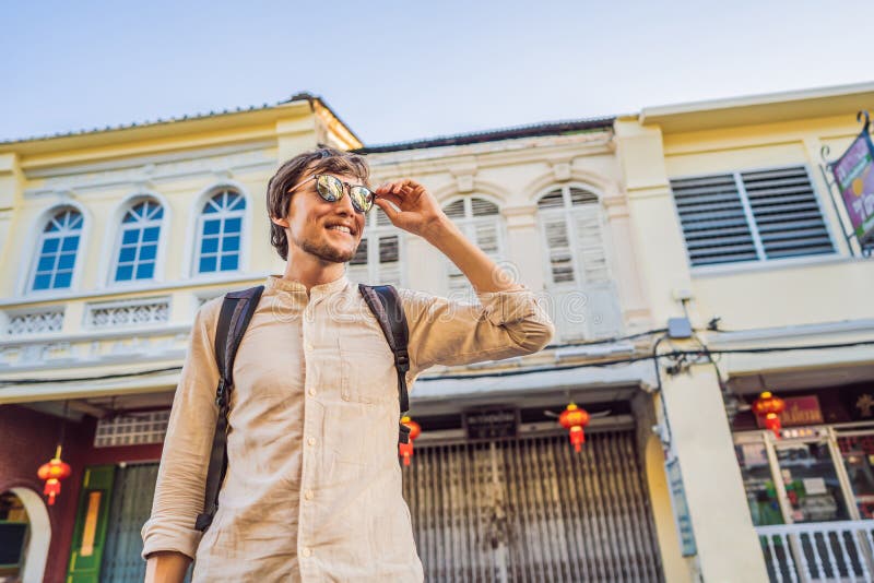 Turista do homem na rua no estilo portugu?s Romani na cidade de Phuket Bairro chin?s igualmente chamado ou a cidade velha foto de stock Turista do homem na rua no estilo portugu?s Romani na cidade de Phuket Bairro chin?s igualmente chamado ou a cidade velha foto de stock