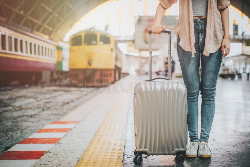 Homem Turista De Pé Com Grande Escandinávia De Montanha Imagem de