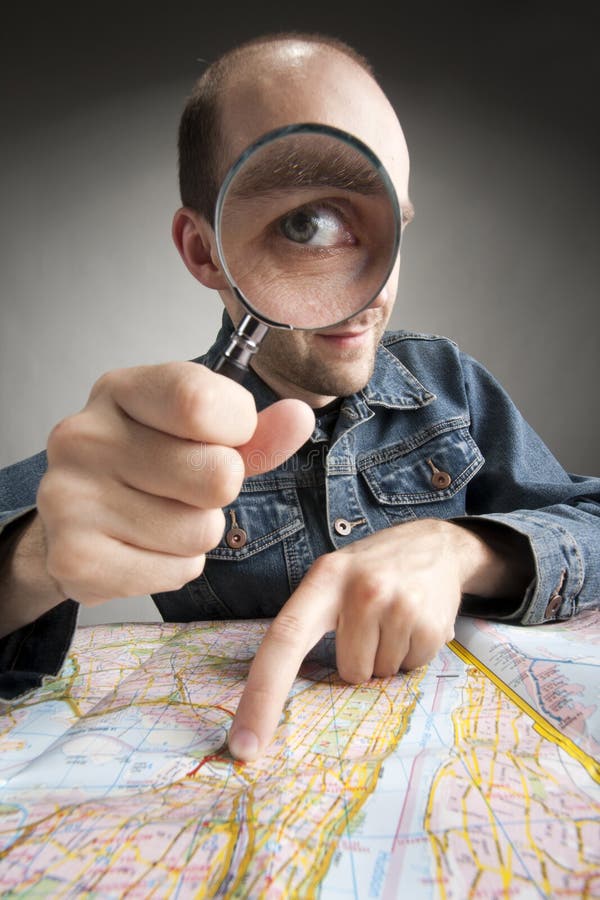 Turista engraçado que descobre o mapa foto de stock Turista engraçado que descobre o mapa foto de stock