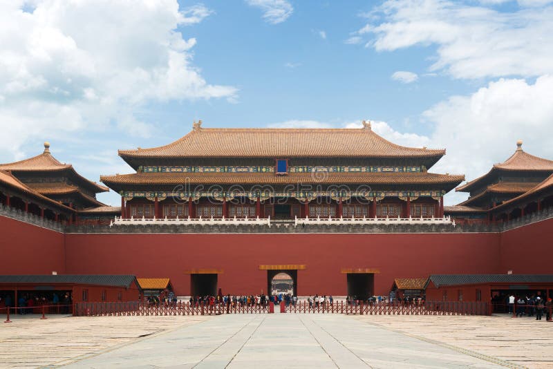 Turista esperando la entrada a la puerta de entrada en los antiguos palacios reales de Pekín, Ciudad Prohibida en Pekín, China Tu foto de archivo Turista esperando la entrada a la puerta de entrada en los antiguos palacios reales de Pekín, Ciudad Prohibida en Pekín, China Tu foto de archivo