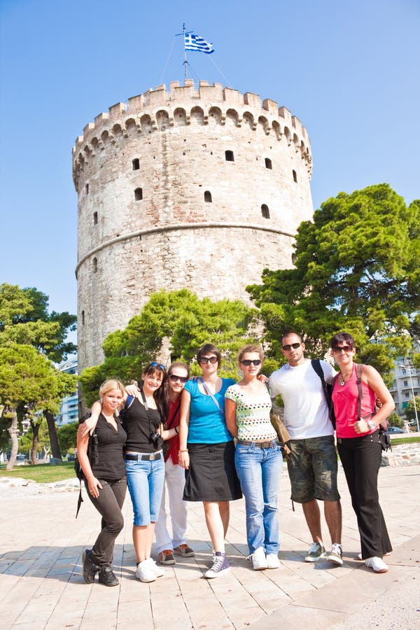 Turista felice del gruppo in Grecia
