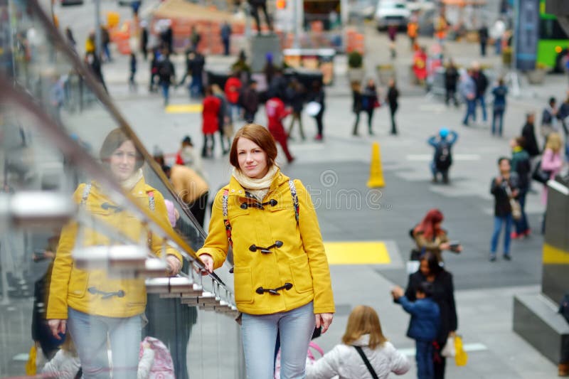 Turista feliz da jovem mulher que sightseeing às vezes quadrado em New York City Viajante fêmea que aprecia a vista de Manhattan fotos de stock royalty free Turista feliz da jovem mulher que sightseeing às vezes quadrado em New York City Viajante fêmea que aprecia a vista de Manhattan fotos de stock royalty free