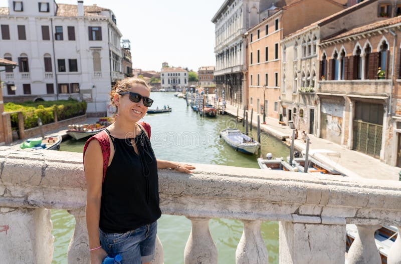 Turista feliz que visita a cidade de Veneza e que tem o divertimento em Itália imagens de stock Turista feliz que visita a cidade de Veneza e que tem o divertimento em Itália imagens de stock