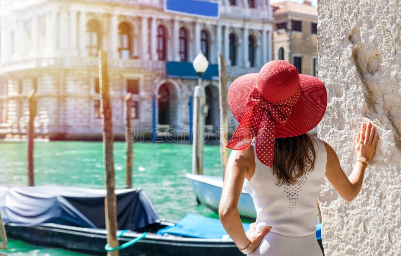 Turista femminile attraente al canale grande a Venezia, Italia