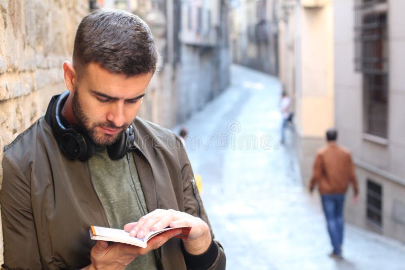 Turista hermoso que consulta una guía durante un viaje alrededor de Europa fotos de archivo Turista hermoso que consulta una guía durante un viaje alrededor de Europa fotos de archivo