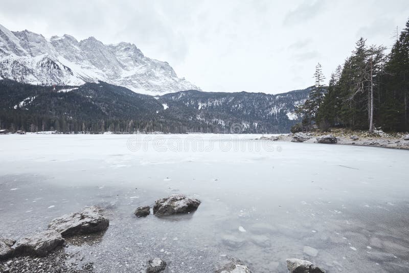 Turista nel lago della montagna di inverno fotografia stock libera da diritti Turista nel lago della montagna di inverno fotografia stock libera da diritti